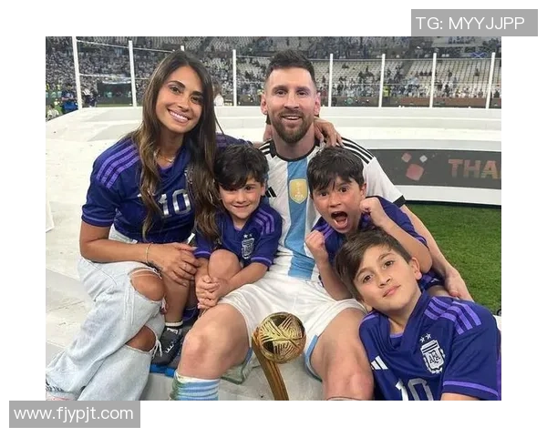 足球明星与爱妻甜蜜接吻瞬间展现幸福生活的美好画面